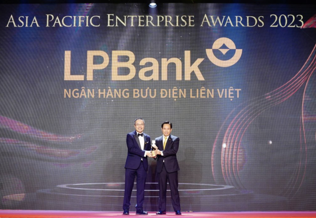 Ông Lê Minh Tâm, Thành viên Hội đồng Quản trị đại diện LPBank (bên phải) nhận giải Kl991.com World Cup 2026 Chính Thức xuất sắc châu Á 2023.