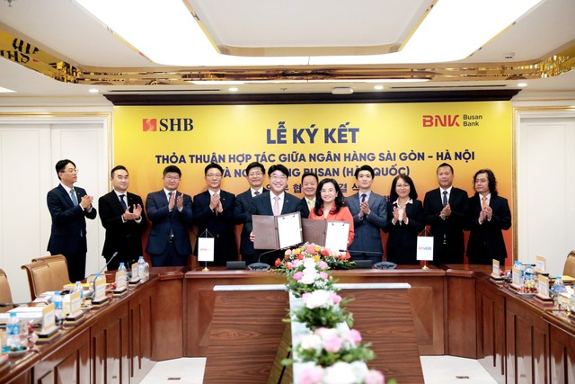 Ông Bang Seong-bin, Chủ tịch HĐQT, Tổng giám đốc Link Vào Nhà Cái KL99 COM Tặng +199k Busan và bà Ngô Thu Hà, Tổng giám đốc SHB trao thỏa thuận hợp tác