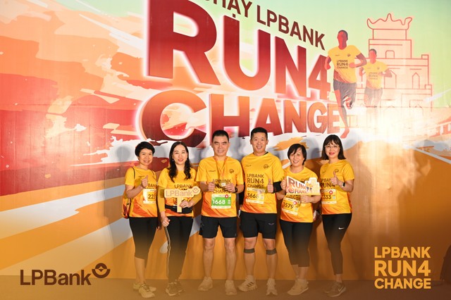Ông Hồ Nam Tiến, Tổng Giám đốc LPBank cùng một số ông/bà trong Ban lãnh đạo hào hứng tham gia sự kiện