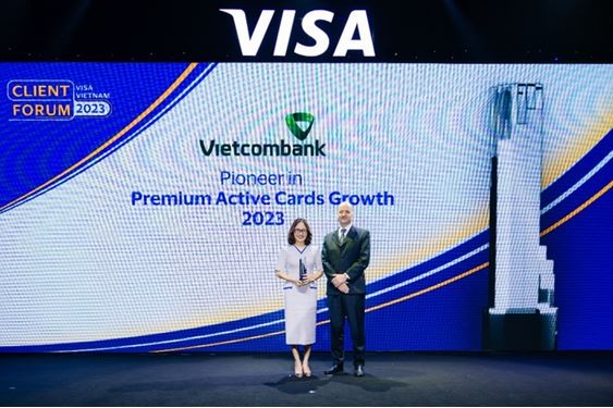 Bà Trần Thị Hạnh, Trưởng phòng Phát triển Sản phẩm Bán lẻ Vietcombank (bên trái) nhận giải thưởng