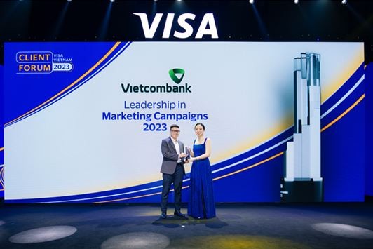 Ông Lê Văn Việt, Phó Trưởng phòng Marketing Bán lẻ Vietcombank (bên trái) nhận giải thưởng
