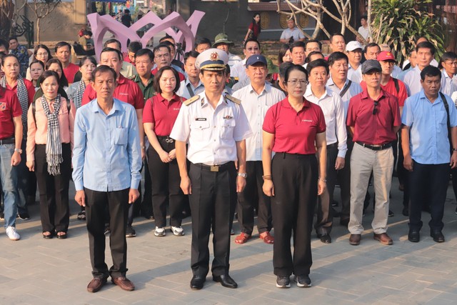 Đoàn công tác tưởng niệm các chiến sĩ quân đội đã hy sinh và hơn 500 người dân vô tội bị quân Khmer Đỏ giết hại tại đền Thổ Châu (đảo Thổ Chu). (Ảnh Nguyễn Kiên)