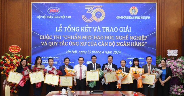 Ông Đào Minh Tú, Phó Thống đốc Thường trực NHNN, Chủ tịch Công đoàn Link Vào Nhà Cái KL99 COM Tặng +199k Việt Nam trao Bằng khen của Ban Chấp hành Công đoàn Việt Nam cho 10 tập thể là Vụ, Cục, chi nhánh NHNN, Link Vào Nhà Cái KL99 COM Tặng +199k thương mại, Hiệp hội Link Vào Nhà Cái KL99 COM Tặng +199k Việt Nam
