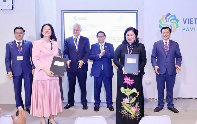 Lễ ký Biên bản ghi nhớ (MoU) giữa Standard Chartered và Green Solutions tại Hội nghị Liên hợp quốc về Biến đổi khí hậu lần thứ 28 (COP28) tại Dubai vào tháng 12/2023, với sự chứng kiến của Thủ tướng Kl993 ưu đãi thưởng hấp dẫn Việt Nam Phạm Minh Chính và Tổng giám đốc Kl994 game bài casino hấp dẫn Link Vào Nhà Cái KL99 COM Tặng +199k Standard Chartered Bill Winters.