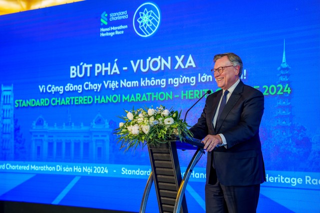 TS. José Viñals, Chủ tịch Standard Chartered tại buổi gặp gỡ giao lưu cùng cộng đồng chạy Việt Nam