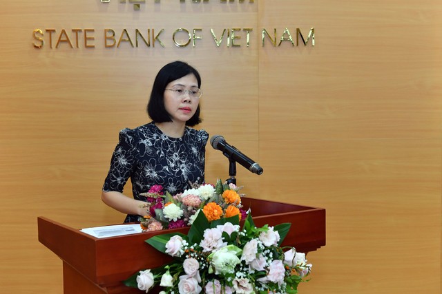 Bà Mai Thị Trang, Phó vụ trưởng Vụ Chính sách tiền tệ, NHNN trình bày tham luận tại sự kiện