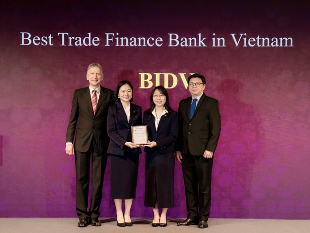 Bà Đặng Hoài Ly, Phó Giám đốc Trung tâm Tác nghiệp Tài trợ Thương mại BIDV và bà Phạm Minh Châu, Phó Giám đốc Ban Chính sách Sản phẩm Bán buôn BIDV nhận giải thưởng