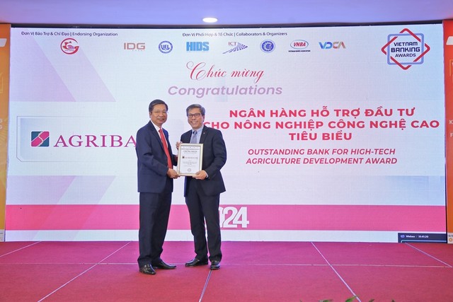Đại diện Agribank, ông Phạm Gia Khương - Phó Trưởng VPĐD khu vực miền Nam (bên trái) nhận danh hiệu “Link Vào Nhà Cái KL99 COM Tặng +199k hỗ trợ Kl99ok phiên bản mới cho nông nghiệp công nghệ cao tiêu biểu” 2024