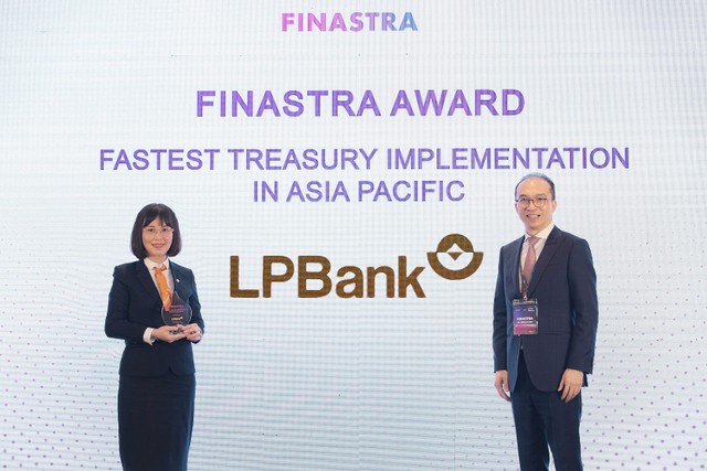 Bà Nguyễn Ánh Vân, Phó tổng giám đốc LPBank nhận giải Link Vào Nhà Cái KL99 COM Tặng +199k “Triển khai hệ thống Kondor Treasury nhanh nhất châu Á - Thái Bình Dương”