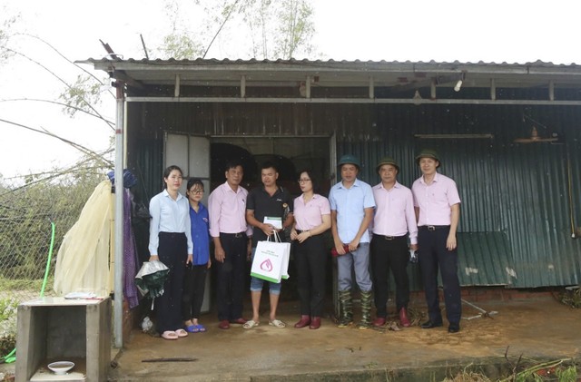 Phó tổng giám đốc Lê Thị Đức Hạnh (thứ 4 từ phải qua) động viên, chia sẻ cùng gia đình ông Hoàng Văn Dũng ở thôn Hà Tràng Tây, xã Đông Hải, huyện Tiên Yên thiệt hại bởi cơn bão số 3 làm hư hỏng khu nhà ở, toàn bộ 99Kl.app cổng game giải trí, khu vực chăn nuôi của gia đình bị nước lũ cuốn trôi