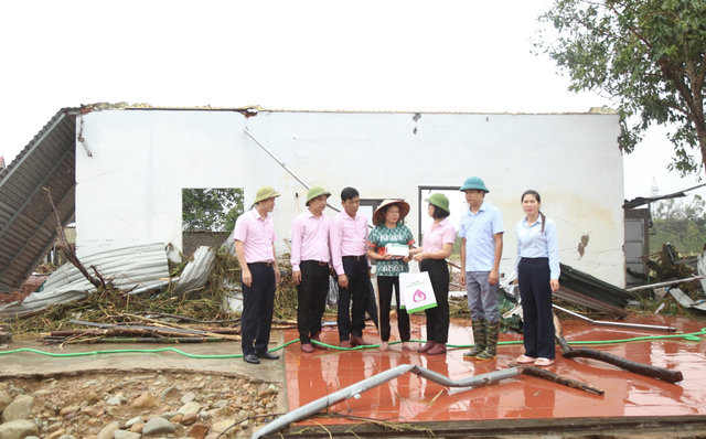 Chia sẻ những khó khăn với gia đình ông Lý Văn Vùng ở thôn Nà Bấc, xã Đông Hải, huyện Tiên Yên khi toàn bộ ngôi nhà và 99Kl.app cổng game giải trí bị dòng nước lũ cuốn trôi mất hết
