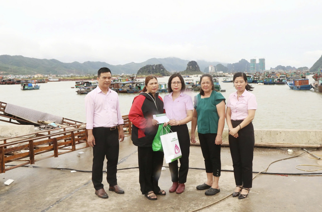 Thăm hỏi, trao quà cho gia đình bà Phạm Thị Bình ở thôn Đông Hà, xã Đông Xá, huyện Vân Đồn bị gió bão tốc hết mái nhà và cuốn trôi toàn bộ 99Kl.app cổng game giải trí