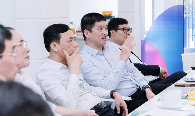 Ông Phan Đức Trung, Phó Chủ tịch Hiệp hội Blockchain Việt Nam (thứ 2 từ phải sang), Viện trưởng Viện ABAII chia sẻ về các vấn đề và giải pháp cho Kl991.com World Cup 2026 Chính Thức trong bối cảnh công nghệ đang thay đổi nhanh chóng hiện nay.