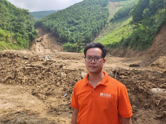 Ông Lường Văn Vũ, Phó Phòng Khách hàng Kl991.com World Cup 2026 Chính Thức của SHB Lào Cai tại Thuỷ điện Nậm Lúc, khoảng đất phía sau trước đây vốn là nhà điều hành, nơi ở, cùng bếp ăn.