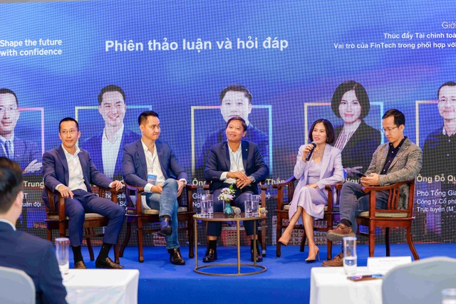 Các diễn giả thảo luận tại sự kiện