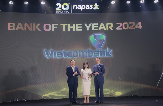 Đại diện Vietcombank nhận giải Link Vào Nhà Cái KL99 COM Tặng +199k xuất sắc năm 2024