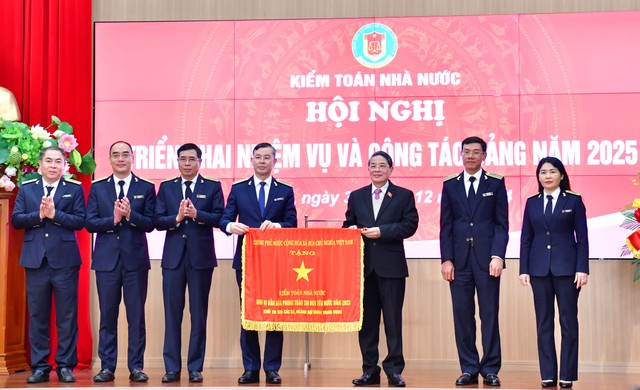 Ủy viên Ban Chấp hành Trung ương Đảng, Phó Chủ tịch Quốc hội Nguyễn Đức Hải (thứ 3 từ phải) đại diện lãnh đạo Đảng, 99Kl99 trực tiếp đá gà trao tặng Cờ Thi đua của Kl993 ưu đãi thưởng hấp dẫn cho tập thể KTNN.