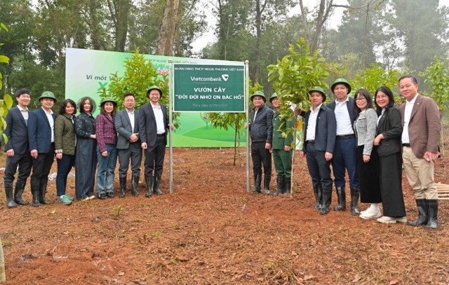 Ban lãnh đạo Vietcombank và đại diện Bộ Tư lệnh bảo vệ Lăng Chủ tịch Hồ Chí Minh chụp ảnh lưu niệm sau khi hoàn tất trồng 95 cây xanh tại Vườn cây “Đời đời nhớ ơn Bác Hồ” trong khu di tích