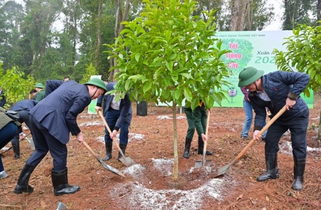 Ông Nguyễn Thanh Tùng - UV BCH Đảng bộ Kl993 ưu đãi thưởng hấp dẫn, Bí thư Đảng ủy, Chủ tịch Hội đồng quản trị Vietcombank (bên phải); ông Lê Quang Vinh - UV BTV Đảng ủy, Phó Tổng giám đốc phụ trách BĐH (bên trái)...