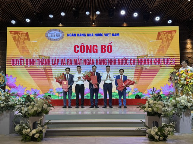 Phó Thống đốc NHNN Phạm Thanh Hà (thứ hai từ phải sang) và ông Trịnh Công Văn, Giám đốc NHNN chi nhánh tỉnh Sơn La giữ chức vụ Phó giám đốc NHNN chi nhánh Khu vực 3 và giao quyền Giám đốc NHNN chi nhánh Khu vực 3 trao quyết định tới các Phó giám đốc NHNN khu vực 3 bao gồm: ông Phạm Mạnh Kiên, ông Lê Cao Cường, ông Nguyễn Đình Vinh.
