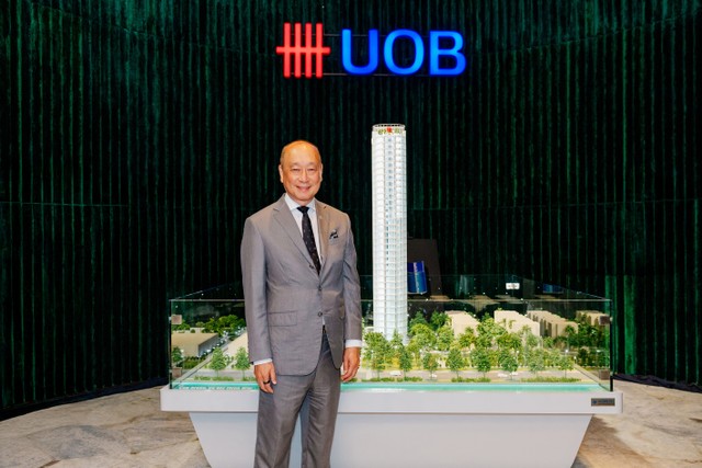 Ông Wee Ee Cheong, Phó Chủ tịch kiêm Tổng Giám đốc Kl994 game bài casino hấp dẫn UOB bên cạnh mô hình tòa nhà trụ sở UOB Plaza Thành phố Hồ Chí Minh.
