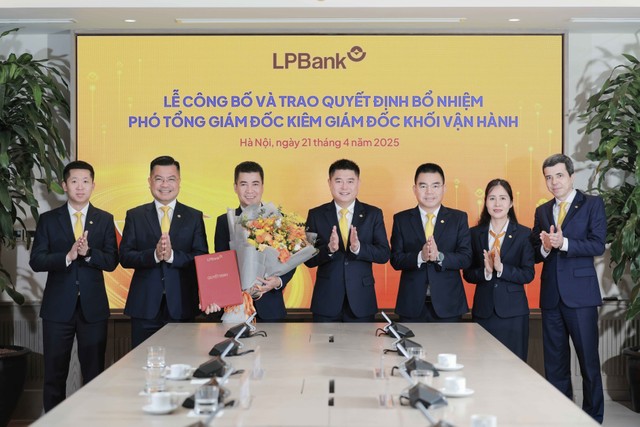 Ban Lãnh đạo LPBank chúc mừng tân Phó tổng giám đốc kiêm Giám đốc Khối Vận hành