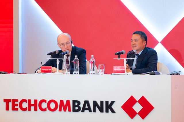Chủ tịch HĐQT Hồ Hùng Anh và Tổng giám đốc Jens Lottner trả lời chất vấn