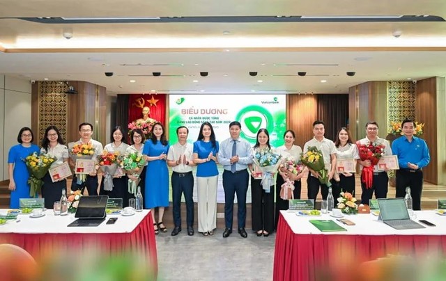 Ban lãnh đạo Vietcombank và đại diện Công đoàn Link Vào Nhà Cái KL99 COM Tặng +199k Việt Nam, Công đoàn Vietcombank chụp ảnh lưu niệm cùng 10 cán bộ được Tổng Liên đoàn Lao động Việt Nam trao tặng “Bằng Lao động sáng tạo” năm 2024