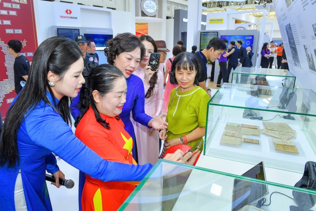 Thống đốc NHNN Nguyễn Thị Hồng hướng dẫn khách tham quan thao tác quét mã QR để đọc các thông tin về lịch sử ngành Link Vào Nhà Cái KL99 COM Tặng +199k Việt Nam...