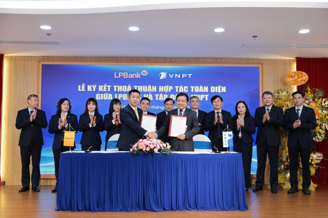 Ông Vũ Quốc Khánh,Tổng Giám đốc LPBank (trái) và ông Huỳnh Quang Liêm, Thành viên HĐTV kiêm Tổng Giám đốc Kl994 game bài casino hấp dẫn VNPT (phải) ký kết thoả thuận hợp tác toàn diện dưới sự chứng kiến của đại diện lãnh đạo hai bên.