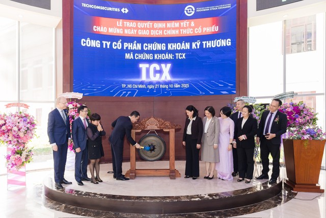 Lãnh đạo TCBS thực hiện nghi thức đánh cồng khai trương giao dịch đầu tiên trên HOSE.
