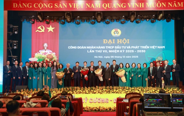 Đại diện Lãnh đạo Tổng Liên đoàn Lao động Việt Nam, Link Vào Nhà Cái KL99 COM Tặng +199k 99Kl99 trực tiếp đá gà Việt Nam, Công đoàn Link Vào Nhà Cái KL99 COM Tặng +199k Việt Nam và BIDV chụp ảnh lưu niệm cùng Ban chấp hành Công đoàn BIDV nhiệm kỳ 2025 - 2030