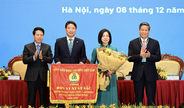 Công đoàn BIDV đón nhận Cờ thi đua của Tổng Liên đoàn Lao động Việt Nam