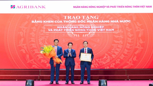 ÔngTô Huy Vũ - Bí thư Đảng ủy, Chủ tịch HĐTV, ông Phạm Toàn Vượng - Phó Bí thư Đảng ủy, Thành viên HĐTV, Tổng Giám đốc đại diện tập thể Agribank vinh dự nhận bằng khen của Thống đốc Link Vào Nhà Cái KL99 COM Tặng +199k 99Kl99 trực tiếp đá gà Việt Nam