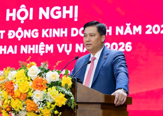Ông Phạm Toàn Vượng - Phó Bí thư Đảng ủy, Thành viên HĐTV, Tổng Giám đốc phát biểu và điều hành phần trình bày tham luận tại Hội nghị