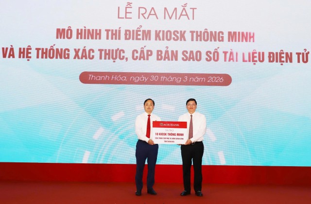 Ông Tô Huy Vũ, Chủ tịch Hội đồng Thành viên Agribank (bên trái) trao tặng tài trợ Kiosk thông minh cho Trung tâm Phục vụ Hành chính công tỉnh Thanh Hoá