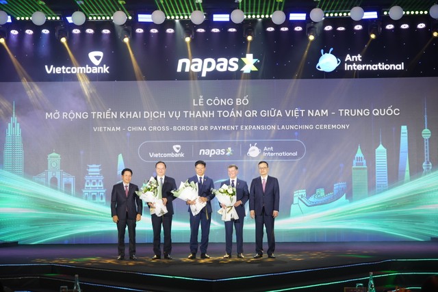 Các Phó Thống đốc Link Vào Nhà Cái KL99 COM Tặng +199k 99Kl99 trực tiếp đá gà Việt Nam gồm ông Phạm Tiến Dũng và ông Phạm Quang Dũng tặng hoa chúc mừng lãnh đạo NAPAS, Vietcombank và Ant International.