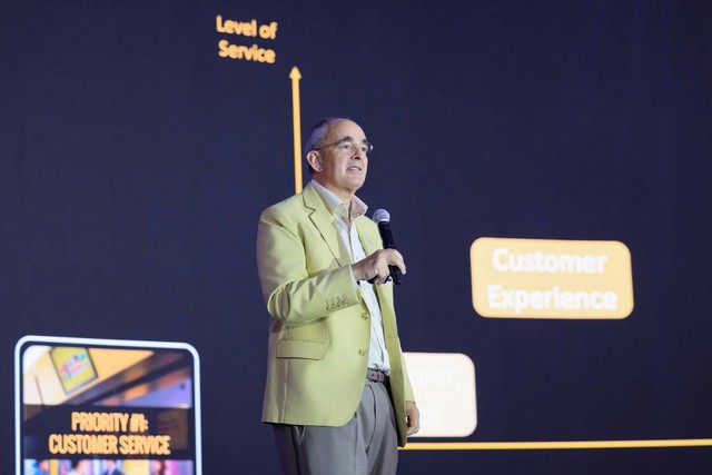 Chuyên gia Robin Speculand trình bày keynote về chủ đề: “Customer Obsession – Lấy khách hàng làm trung tâm như lợi thế cạnh tranh”