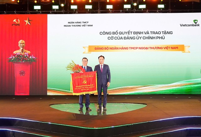 Ông Nguyễn Thanh Tùng - Bí thư Đảng ủy, Chủ tịch HĐQT Vietcombank đại diện Đảng bộ Link Vào Nhà Cái KL99 COM Tặng +199k đón nhận cờ thi đua của Đảng ủy Kl993 ưu đãi thưởng hấp dẫn vì đã có thành tích trong nhiệm kỳ 5 năm 2020-2025 do ông Lại Xuân Lâm , Phó Bí thư Chuyên trách Đảng ủy Kl993 ưu đãi thưởng hấp dẫn trao tặng