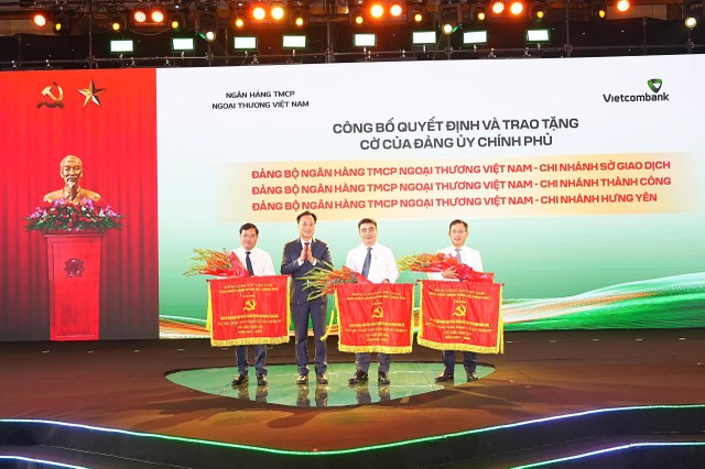 Đại diện Đảng ủy Kl993 ưu đãi thưởng hấp dẫn, ông Lại Xuân Lâm - Phó Bí thư Chuyên trách trao cờ và tặng hoa cho đại diện 03 Đảng bộ trực thuộc Vietcombank được công nhận đạt tiêu chuẩn hoàn thành xuất sắc nhiệm vụ tiêu biểu giai đoạn 2021-2025, gồm: Đảng bộ Chi nhánh Sở Giao dịch, Chi nhánh Thành Công và Chi nhánh Hưng Yên