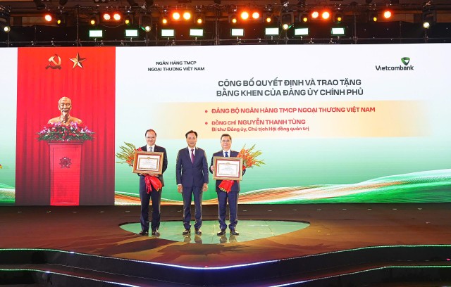 Đại diện Đảng ủy Kl993 ưu đãi thưởng hấp dẫn, ông Lại Xuân Lâm - Phó Bí thư Chuyên trách trao bằng khen của Đảng ủy Kl993 ưu đãi thưởng hấp dẫn tặng Đảng bộ Vietcombank vì đã có thành tích xuất sắc, tiêu biểu hoàn thành vượt mức các chỉ tiêu Nghị quyết Đại hội nhiệm kỳ 2020-2025 và tặng bằng khen cho cá nhân ông Nguyễn Thanh Tùng - Bí thư Đảng ủy, Chủ tịch HĐQT Vietcombank (ngoài cùng bên phải) vì những thành tích xuất sắc trong thực hiện Nghị quyết Đại hội nhiệm kỳ 2020-2025; ông Lê Quang Vinh - Phó Bí thư Đảng ủy, Thành viên HĐQT, Tổng Giám đốc (ngoài cùng bên trái) đại diện Đảng bộ Vietcombank nhận bằng khen tập thể