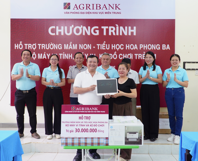 Ông Nguyễn Tiến Trường - Trưởng Văn phòng khu vực miền Trung trao quà cho đại diện Trường Mầm non - Tiểu học Hoa Phong Ba