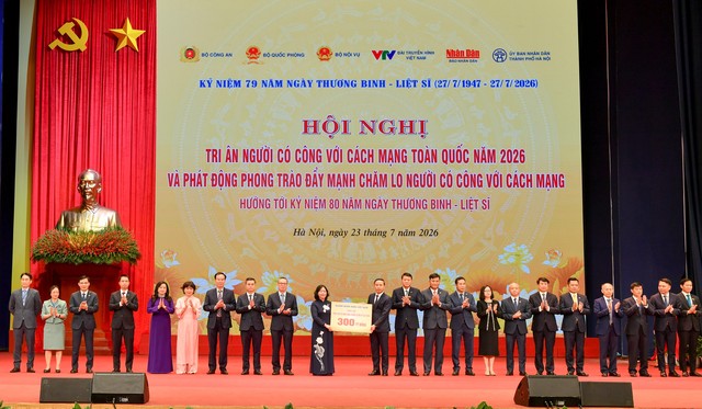 Ông Phạm Đức Ấn - Thống đốc NHNN cùng lãnh đạo các NHTM trao tặng số tiền 300 tỷ đồng ủng hộ phong trào đẩy mạnh chăm lo người có công với cách mạng. Ông Phạm Toàn Vượng - Tổng Giám đốc, đại diện Agribank (thứ 10 từ phải sang) vinh dự tham gia cùng đoàn đại biểu ngành Link Vào Nhà Cái KL99 COM Tặng +199k