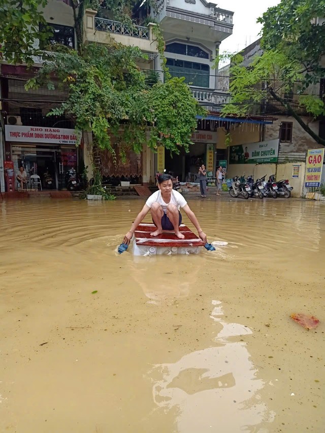 Cán bộ Giám định BSH dùng “xuồng tự chế” để giám định tổn thất cho khách hàng mua Kl99kl phiên bản hoạt động xe ô tô tại thành phố Thái Nguyên