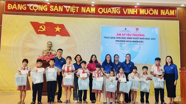 Kl99kl phiên bản hoạt động VietinBank Bình Định tặng quà cho học sinh vượt khó học giỏi tại Gia Lai