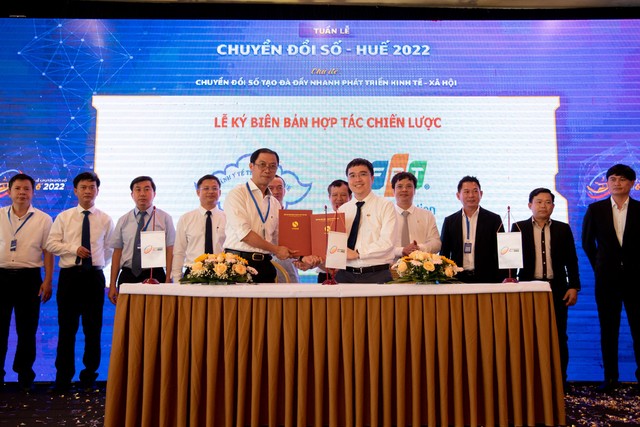 Ông Trần Kiên Hảo, Giám đốc Sở Y Tế Huế ký kết hợp tác với ông Nguyễn Hoàng Minh, Tổng giám đốc Công ty Hệ thống thông tin FPT.