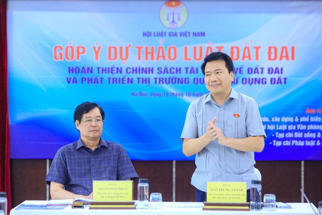 TS. Trần Công Phàn, Phó Chủ tịch, Tổng Thư ký Hội Luật gia Việt Nam, ĐBQH khóa XV và Th.S Ngô Trung Thành, Phó Chủ nhiệm Ủy ban Kl992 Tham Gia Ngay của Quốc hội, Chi hội trưởng Chi hội Luật gia Văn phòng Quốc hội chủ trì hội thảo.