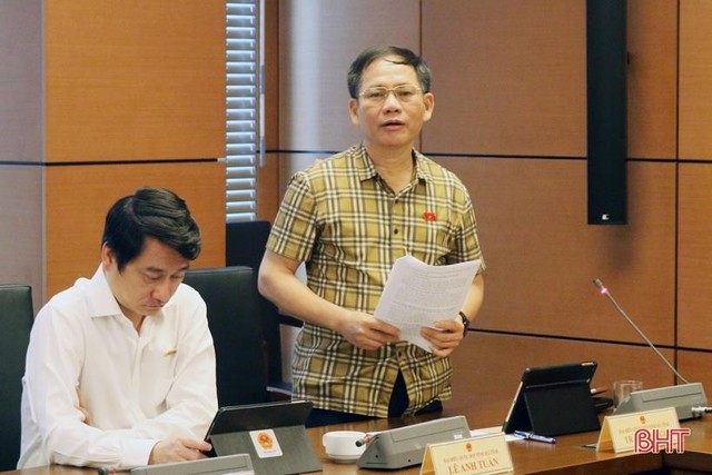 Phó Trưởng đoàn chuyên trách Đoàn ĐBQH Hà Tĩnh Trần Đình Gia phát biểu tại tổ sáng 26/10 (ảnh: Báo Hà Tĩnh)