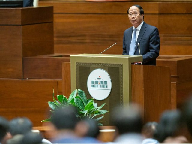 Phó thủ tướng Lê Văn Thành trình bày tờ trình Dự án Luật Đất đai (sửa đổi) sáng 1/11.