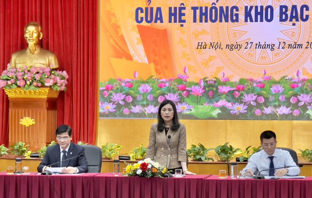Bà Trần Thị Huệ, Phó tổng giám đốc Kho bạc 99Kl99 trực tiếp đá gà trả lời báo chí tại cuộc họp báo (Ảnh: M.Minh)